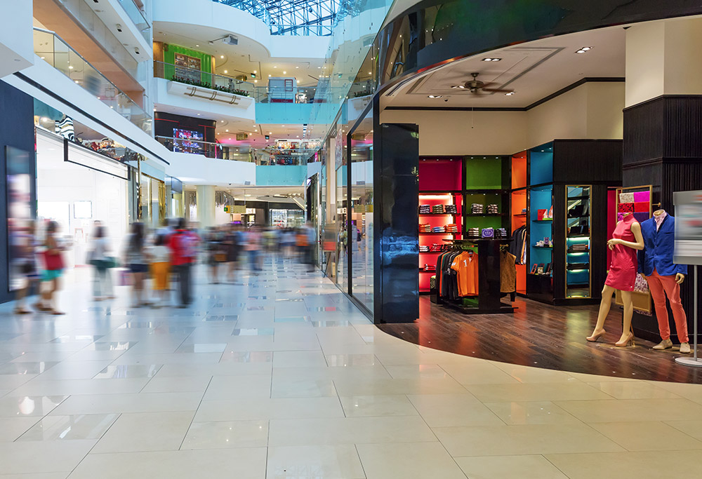 interno di un centro commerciale con persone che camminano